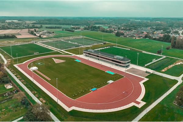 Aménagement parc sportif Molenkouter avec piste d'athlétisme, 5 terrains de sport en gazon naturel et synthétique et abords - Sportinfrabouw NV